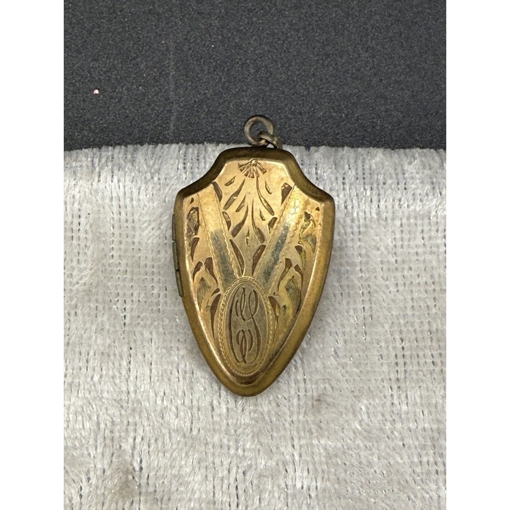 Vintage Gold Tone Locket Shield Unmarked Pendant Engraved Gold‎ Tone
